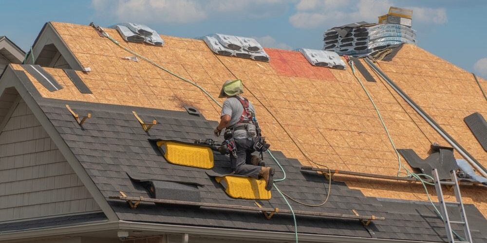 Roofers,Completely,Replace,Old,Asphalt,Shingle,Roof,During,Summer,In Roof Contractor. Roofers completely replace old asphalt shingle roof during summer in Canada.